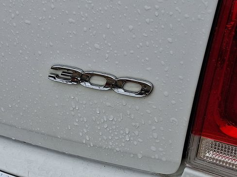 Used 2018 Chrysler 300 Limited image 6