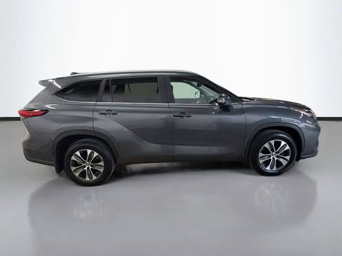 Used 2023 Toyota Highlander XLE AWD/4WD image 11
