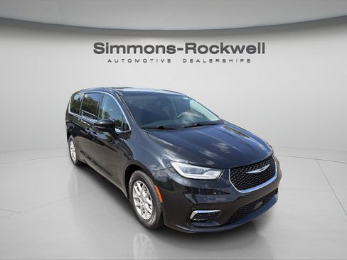 Used 2023 Chrysler Pacifica Touring-L FWD image 7