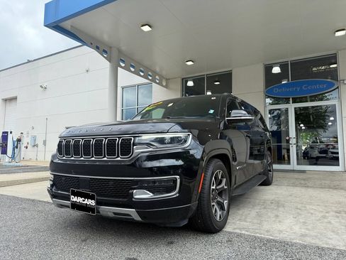 Used 2024 Jeep Wagoneer L Series III w/ Flexible Seating Group AWD/4WD image 32
