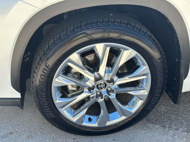 Used 2026 Toyota Highlander Limited AWD/4WD image 4