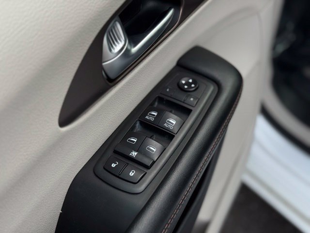 Used 2019 Chrysler Pacifica Touring-L FWD image 12
