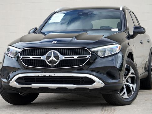 Used 2025 Mercedes-Benz GLC 350e 4MATIC image 3