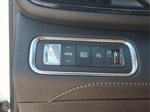 Used 2025 Buick Enclave Preferred FWD image 18