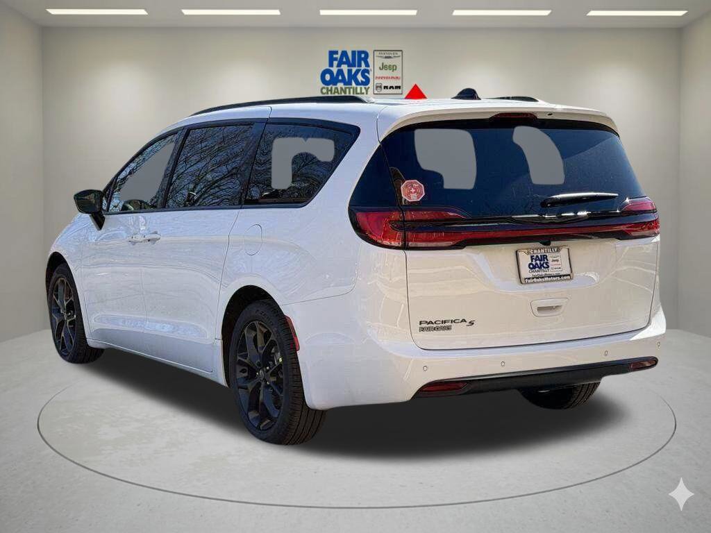 New 2026 Chrysler Pacifica Select w/ S Appearance Package FWD image 8