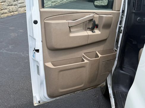 Used 2018 Chevrolet Express 2500 Extended w/ Driver Convenience Package RWD image 17