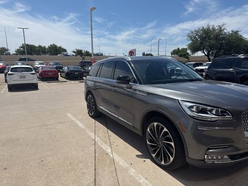 Used 2023 Lincoln Aviator Reserve w/ Equipment Group 201A image 2