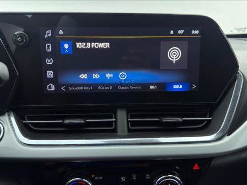 Used 2025 Chevrolet Trax LT w/ LT Convenience Package FWD image 34