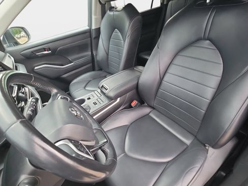 Used 2022 Toyota Highlander XLE AWD/4WD image 15