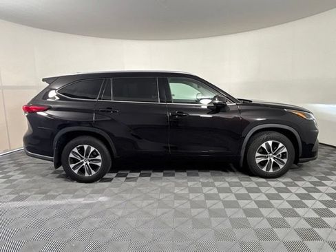 Used 2021 Toyota Highlander XLE AWD/4WD image 39