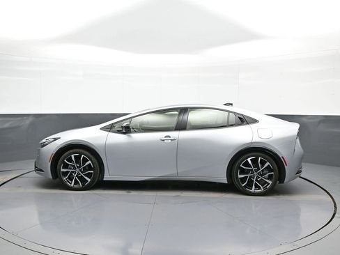 New 2026 Toyota Prius Plug-In Hybrid FWD image 9