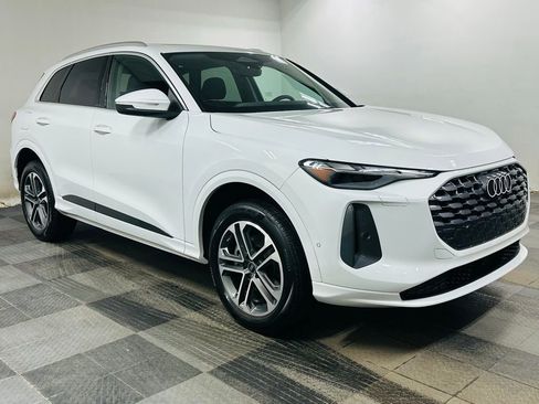 Certified 2025 Audi Q5 Premium w/ Convenience Package image 1