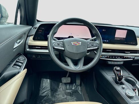 Used 2024 Cadillac XT4 Luxury w/ Cold Weather Package AWD/4WD image 23