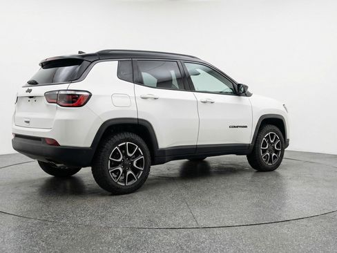 Used 2025 Jeep Compass Trailhawk image 9