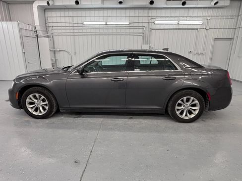 Used 2015 Chrysler 300 Limited RWD image 2