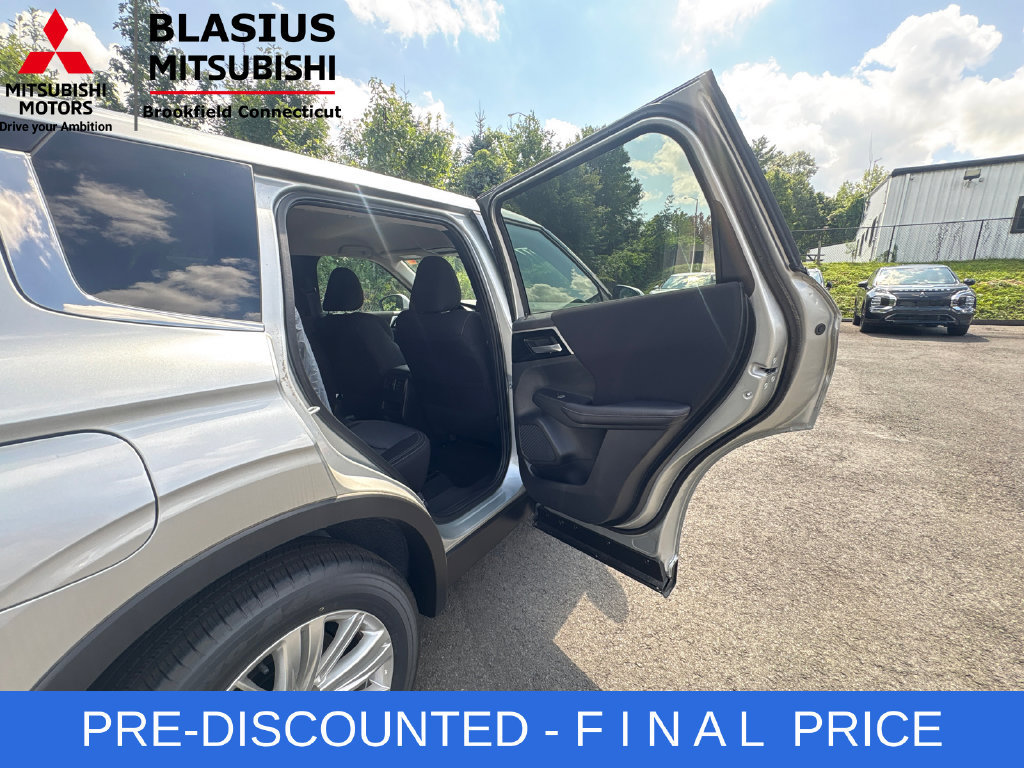 Used 2025 Mitsubishi Outlander ES AWD/4WD image 31
