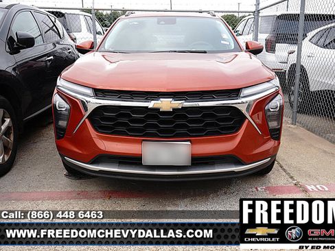 Certified 2024 Chevrolet Trax LT FWD image 2