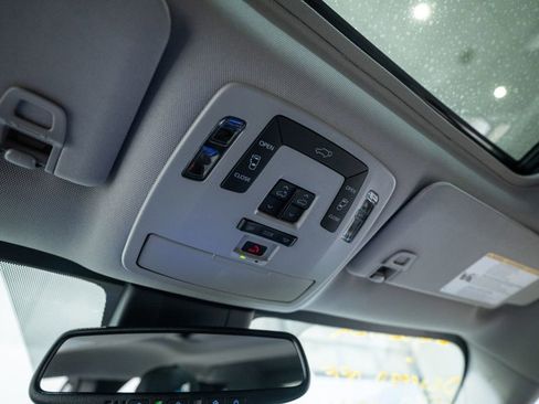 Used 2025 Toyota Sienna XLE image 35