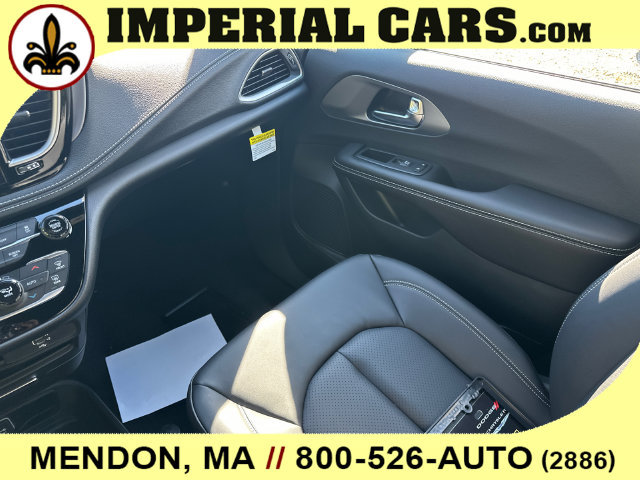 New 2027 Chrysler Pacifica Select AWD/4WD image 19