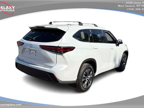 Used 2022 Toyota Highlander XLE AWD/4WD image 5