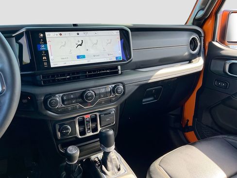 Used 2025 Jeep Wrangler Sahara image 23