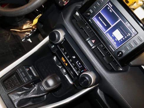 Used 2021 Toyota RAV4 LE image 28