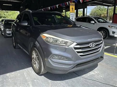 Used 2017 Hyundai Tucson SE w/ SE Popular Package 02 FWD image 2