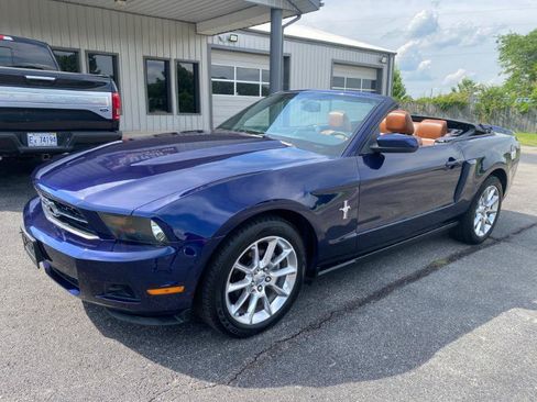 Used 2010 Ford Mustang Convertible RWD image 3