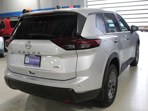 Used 2025 Nissan Rogue S AWD/4WD image 38