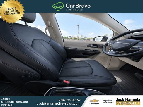 Used 2019 Chrysler Pacifica Touring-L FWD image 9