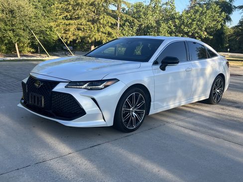 Used 2019 Toyota Avalon Touring FWD image 4