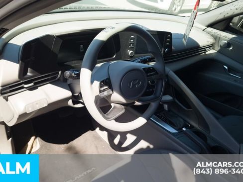 Used 2025 Hyundai Elantra SE FWD image 5