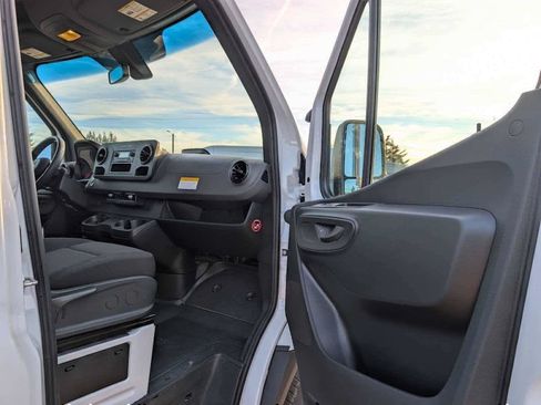 Used 2025 Mercedes-Benz Sprinter 2500 image 11