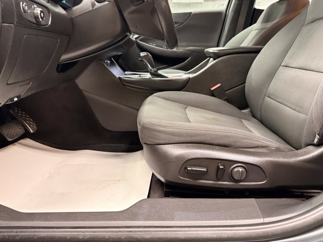 Used 2017 Chevrolet Malibu LT FWD image 10