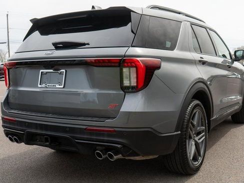 Used 2025 Ford Explorer ST AWD/4WD image 5