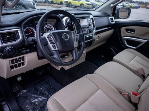 Used 2018 Nissan Titan SV image 8