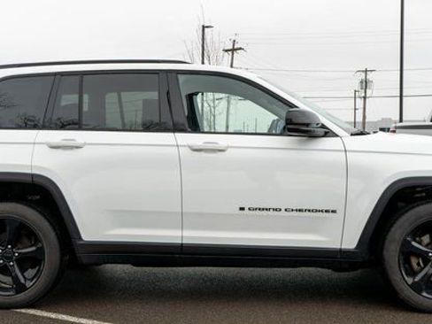 Used 2023 Jeep Grand Cherokee Altitude image 5