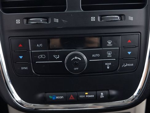 Used 2013 Chrysler Town & Country Touring FWD image 37