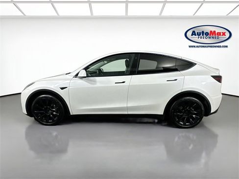 Used 2022 Tesla Model Y Long Range image 9