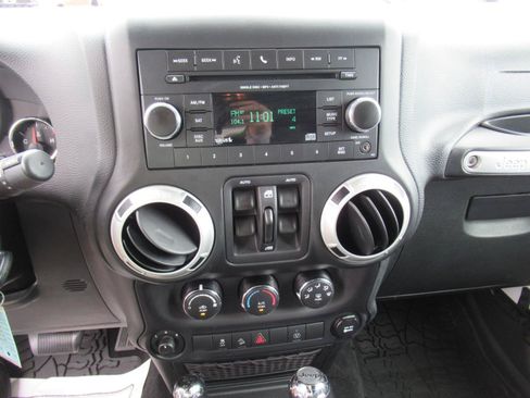 Used 2018 Jeep Wrangler Unlimited Sahara w/ Connectivity Group AWD/4WD image 27