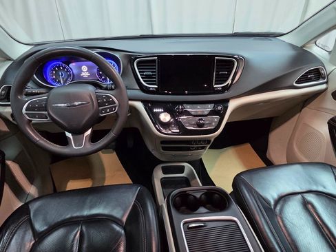 Used 2022 Chrysler Pacifica Touring-L FWD image 19