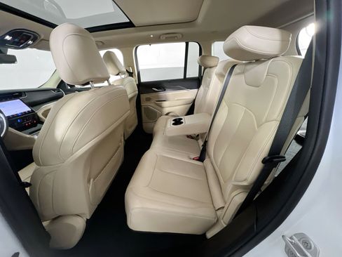 Used 2022 Jeep Grand Cherokee Limited w/ Luxury Tech Group II image 26