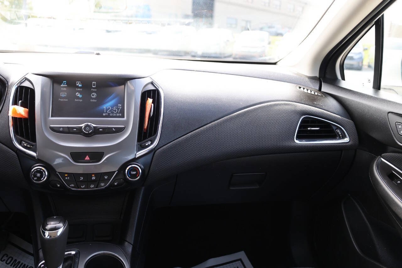 Used 2018 Chevrolet Cruze LT w/ Convenience Package FWD image 24