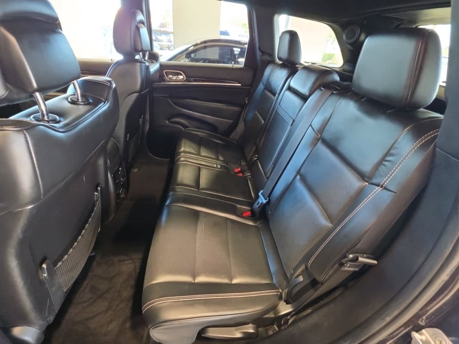 Used 2015 Jeep Grand Cherokee Overland w/ Advanced Technology Group AWD/4WD image 32