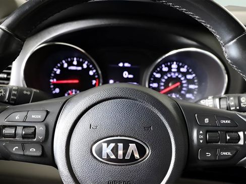 Used 2020 Kia Sedona EX image 45