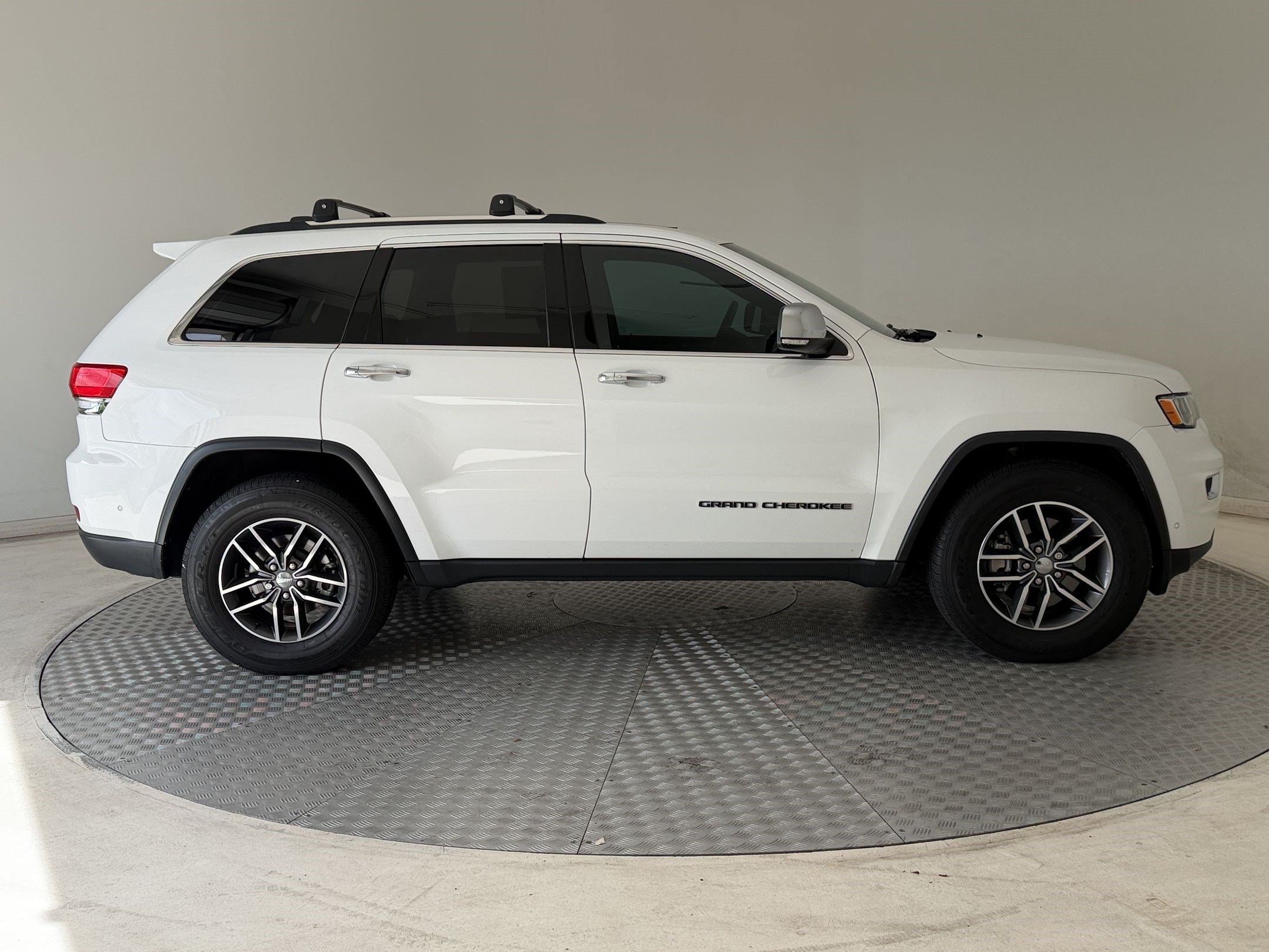 Used 2018 Jeep Grand Cherokee Limited AWD/4WD image 8