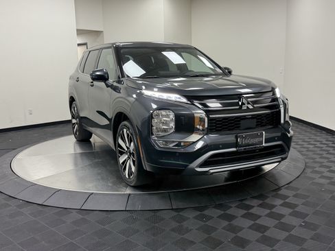 Used 2025 Mitsubishi Outlander SE AWD/4WD image 2