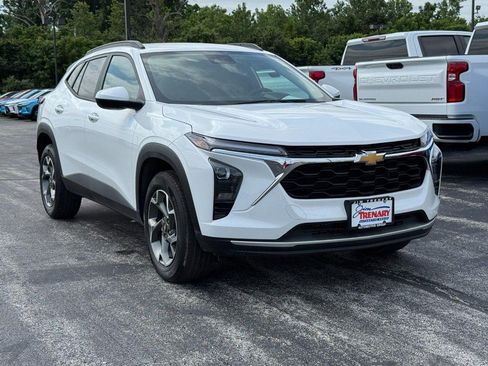 Used 2025 Chevrolet Trax LT w/ Driver Confidence Package FWD image 2