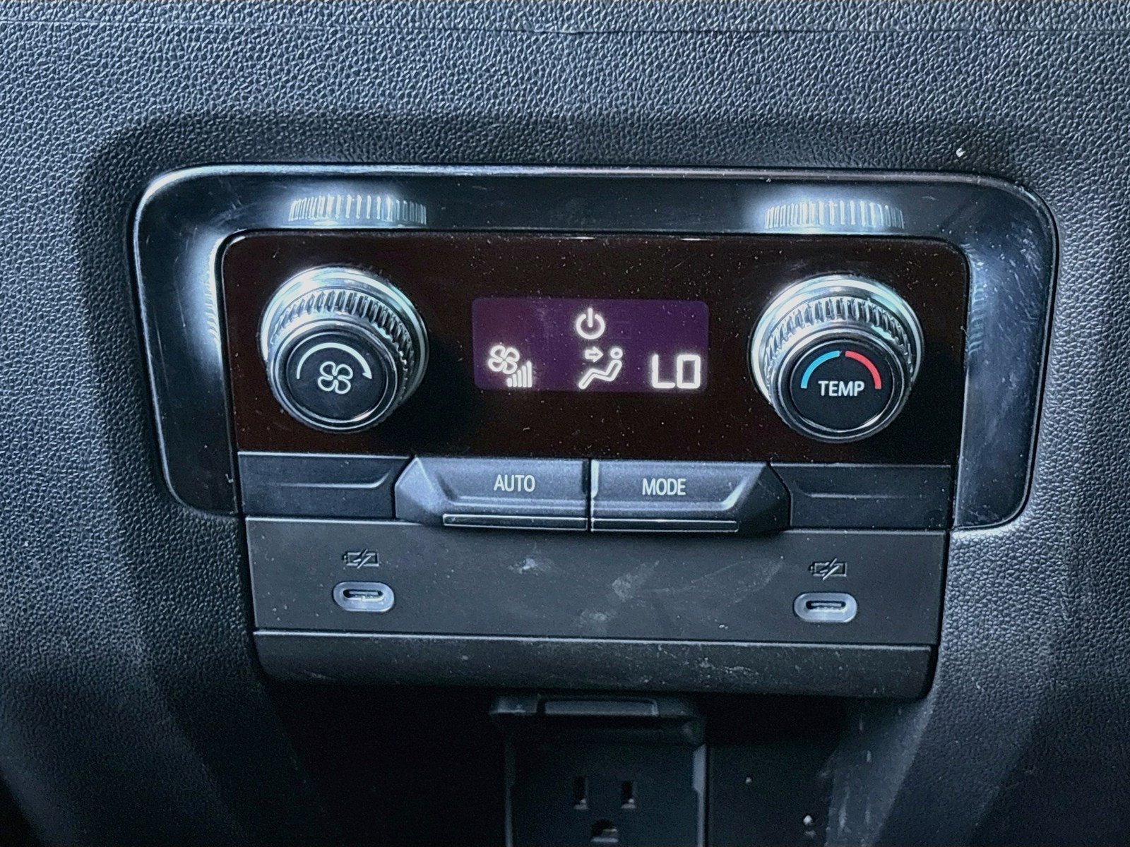 Used 2022 GMC Yukon SLE w/ Gmc Pro Safety Plus Package RWD image 18