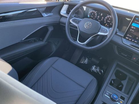 New 2026 Volkswagen Tiguan SE FWD image 10